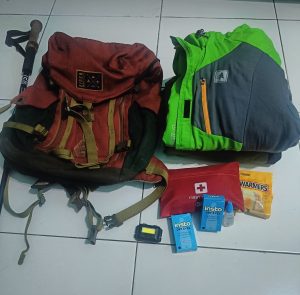 sebagian perlengkapan naik gunung yang harus disiapkan (doc.pri)